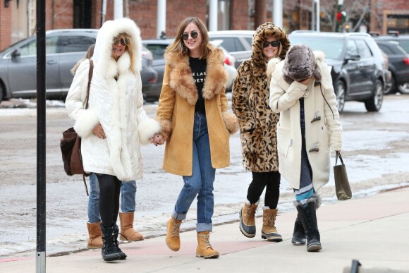 Exclusif - Dakota Johnson, Kate Hudson, Goldie Hawn - Dakota Johnson, Melanie Griffith, Kate Hudson, Goldie Hawn et Jennifer Meyer font du shopping à Aspen dans le Colorado le 22 décembre 2015.
