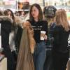 Exclusif - Dakota Johnson - Dakota Johnson, Melanie Griffith, Kate Hudson, Goldie Hawn et Jennifer Meyer font du shopping à Aspen dans le Colorado le 22 décembre 2015.