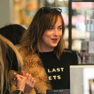 Exclusif - Dakota Johnson - Dakota Johnson, Melanie Griffith, Kate Hudson, Goldie Hawn et Jennifer Meyer font du shopping à Aspen dans le Colorado le 22 décembre 2015.