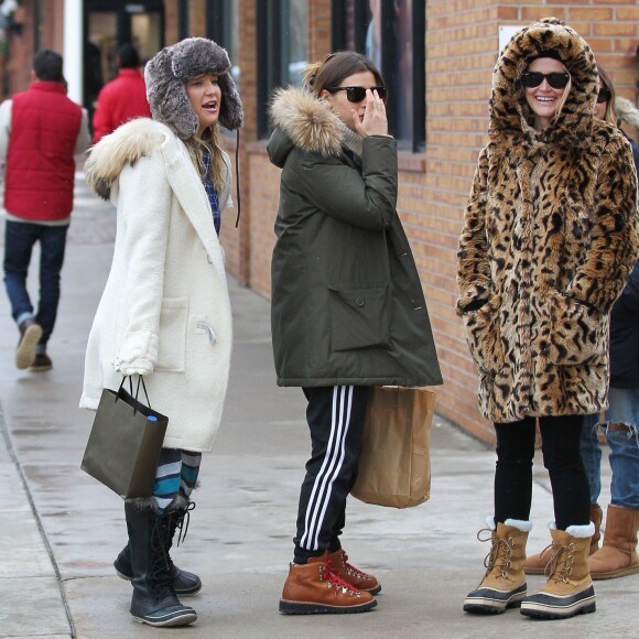Exclusif - Dakota Johnson, Kate Hudson - Dakota Johnson, Melanie Griffith, Kate Hudson, Goldie Hawn et Jennifer Meyer font du shopping à Aspen dans le Colorado le 22 décembre 2015.