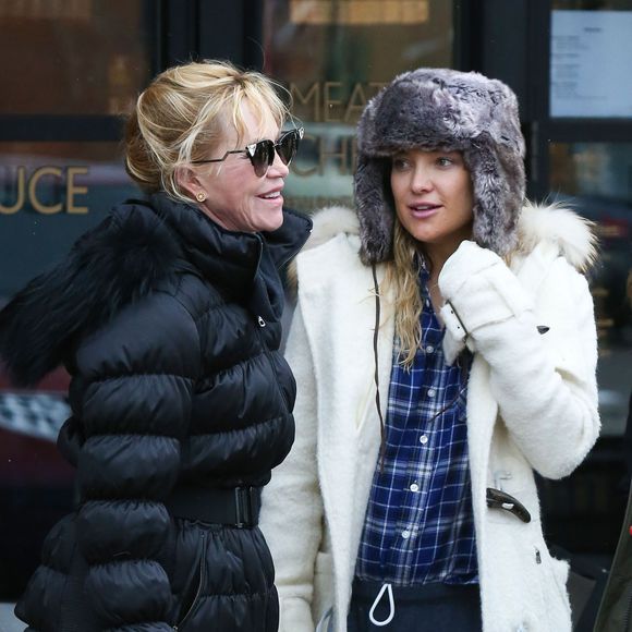 Exclusif - Melanie Griffith, Kate Hudson - Dakota Johnson, Melanie Griffith, Kate Hudson, Goldie Hawn et Jennifer Meyer font du shopping à Aspen dans le Colorado le 22 décembre 2015.