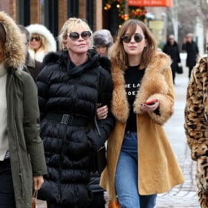 Exclusif - Dakota Johnson, Melanie Griffith - Dakota Johnson, Melanie Griffith, Kate Hudson, Goldie Hawn et Jennifer Meyer font du shopping à Aspen dans le Colorado le 22 décembre 2015.