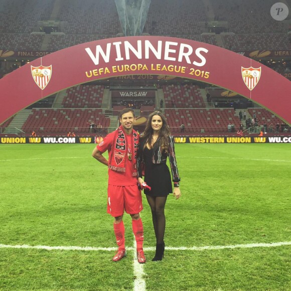 Célia Jaunat et Grzegor Krychowiak après la finale de l'Europa League remportée par le FC Séville à Vasrovie le 27 mai 2015