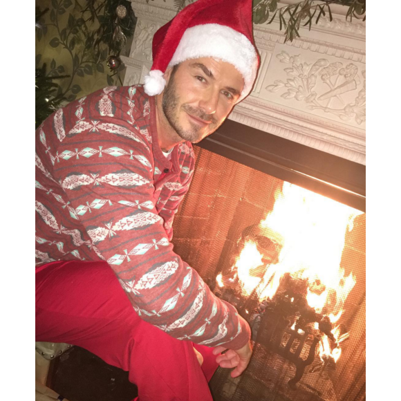 David Beckham en Père Noël, près d'une cheminée. Photo publiée le 25 décembre 2015.