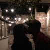 Victoria et David Beckham s'embrassent sous une branche de gui. Photo publiée le 25 décembre 2015.