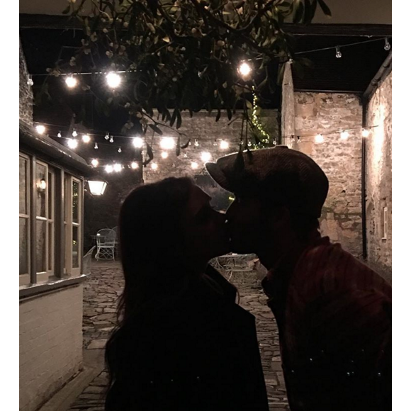 Victoria et David Beckham s'embrassent sous une branche de gui. Photo publiée le 25 décembre 2015.
