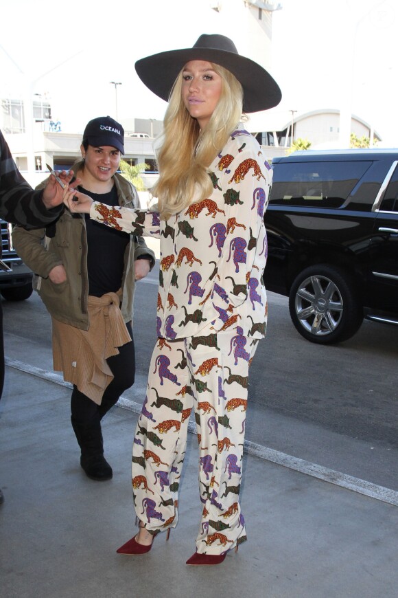 Kesha à l'aéroport de Los Angeles, le 25 novembre 2015