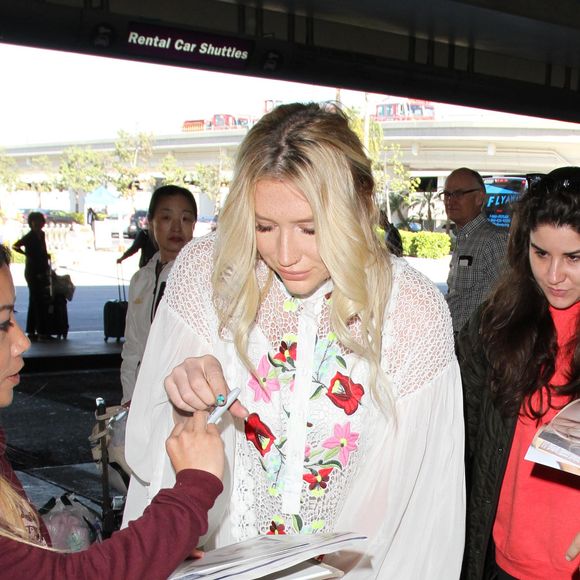 Kesha à l'aéroport de Los Angeles, LAX, le 16 décembre 2015