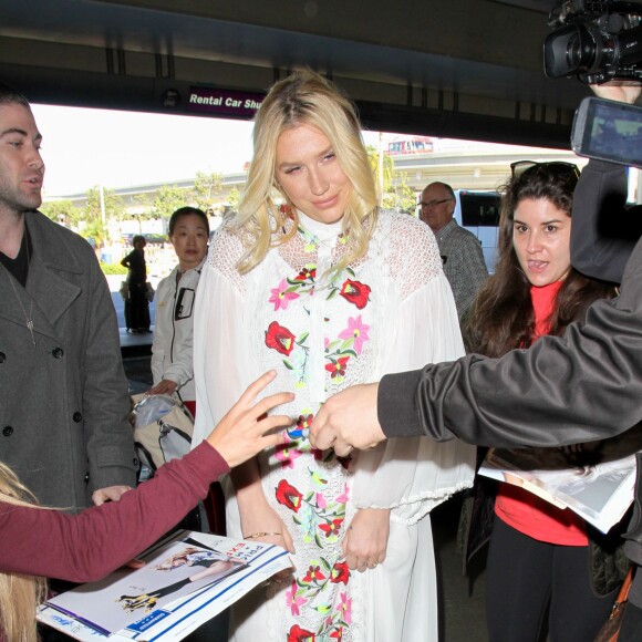 Kesha à l'aéroport de Los Angeles, LAX, le 16 décembre 2015