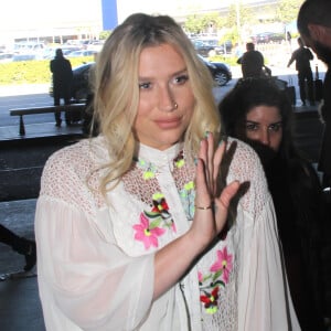 Kesha à l'aéroport de Los Angeles, LAX, le 16 décembre 2015