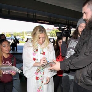 Kesha à l'aéroport de Los Angeles, LAX, le 16 décembre 2015