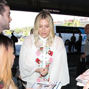 Kesha à l'aéroport de Los Angeles, LAX, le 16 décembre 2015