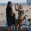 Exclusif - Kesha fait du vélo avec son petit ami Brad Ashenfelter à Santa Monica. Elle discute et s'amuse avec Brad et lui fait des doigts d'honneur. Le 18 octobre 2015
