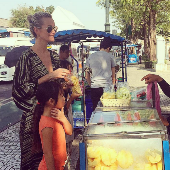 Laeticia et ses filles à Bangkok - Johnny Hallyday en famille en Thaïlande, décembre 2015.