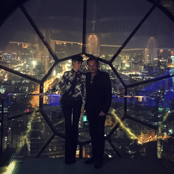 Johnny et Laeticia dans une tour de Bangkok - Johnny Hallyday en famille en Thaïlande, décembre 2015.