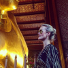 Laeticia visite un temple à Bangkok - Johnny Hallyday en famille en Thaïlande, décembre 2015.