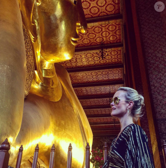 Laeticia visite un temple à Bangkok - Johnny Hallyday en famille en Thaïlande, décembre 2015.