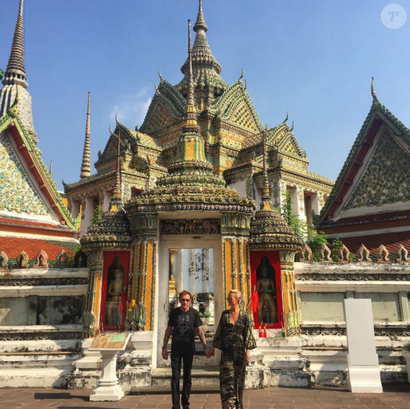 Johnny et Laeticia devant un temple à Bangkok - Johnny Hallyday en famille en Thaïlande, décembre 2015.