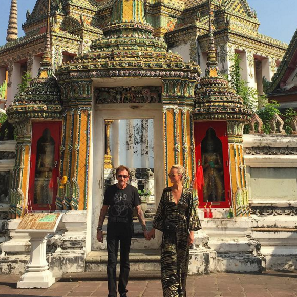 Johnny et Laeticia devant un temple à Bangkok - Johnny Hallyday en famille en Thaïlande, décembre 2015.