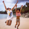 Jade et Joy sur une plage de Phuket - Johnny Hallyday en famille en Thaïlande, décembre 2015.