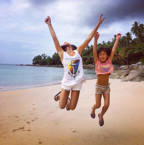 Jade et Joy sur une plage de Phuket - Johnny Hallyday en famille en Thaïlande, décembre 2015.