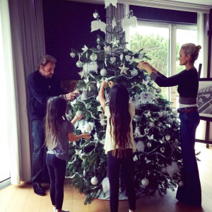 Les Hallyday décorent leur sapin de Noël dans leur propriété de Marnes-le-Coquette près de Paris, photo postée le 1er décembre 2015.