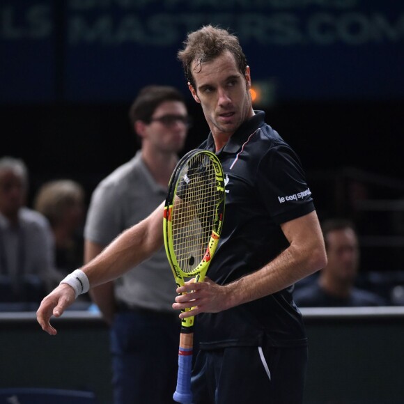 Richard Gasquet joue contre Andy Murray lors du tournoi BNP Paribas Masters 2015 à l'AccorHotels Arena à Paris, le 6 novembre 2015