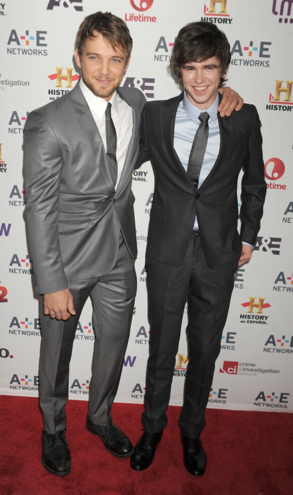 Max Thieriot et Freddie Highmore, stars de la série "Bates Motel", à New York le 8 mai 2013.
