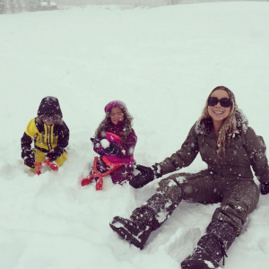 Mariah Carey en vacances à Aspen avec ses enfants, Monroe et Moroccan . Photo postée sur Instagram le 28 décembre 2015.