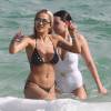 Rita Ora, sa soeur Elena et Daisy Lowe se retrouvent à la plage à Miami le 30 décembre 2015.