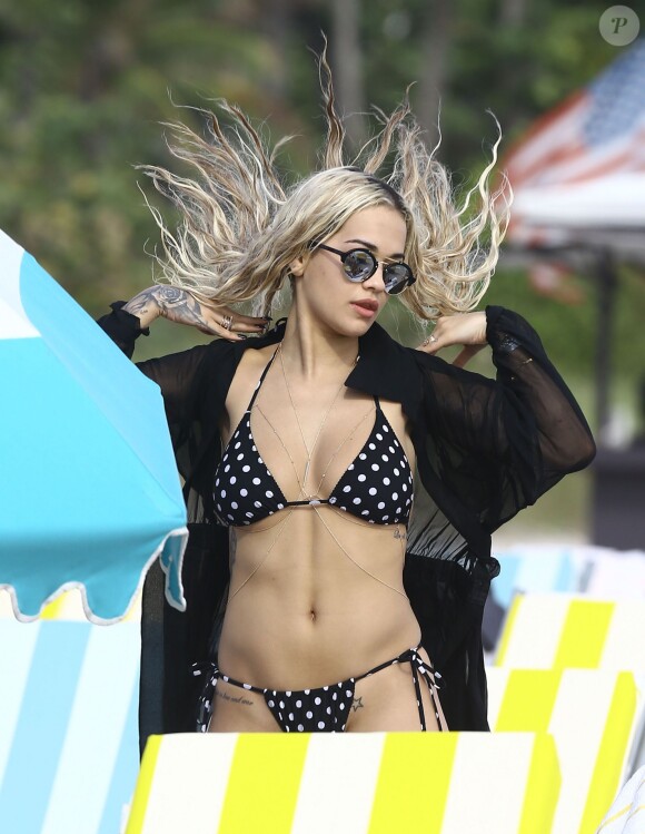 Rita Ora, très sexy en bikini, à Miami le 30 décembre 2015.