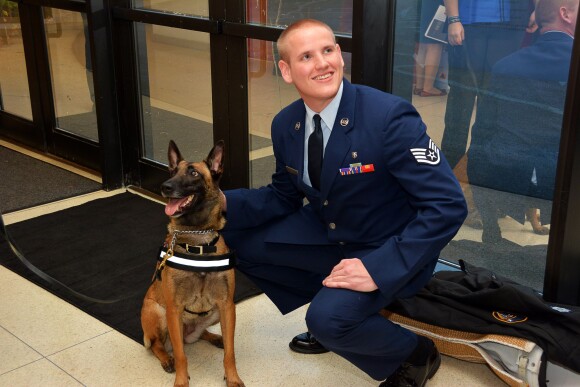 Le sergent Spencer Stone, héros du Thalys, offre un chien nommé "K9 Liberté" à la police française pour remplacer Diesel à l'ambassade de France à Washington le 15 décembre 2015.