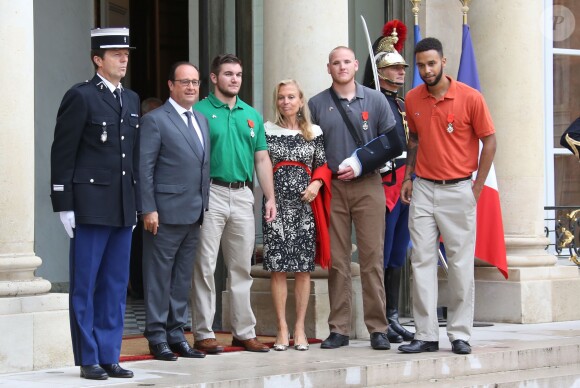 Les héros américains et britannique qui ont maîtrisé Ayoub El-Khazzani dans le Thalys reçoivent la Légion d'honneur par le président François Hollande au palais de l'Elysée à Paris le 24 aout 2015.