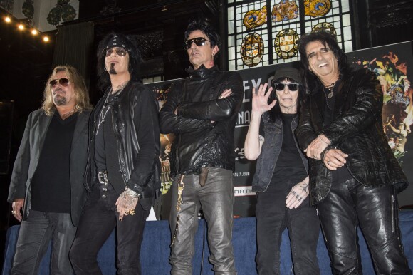 Vince Neil, Nikki Sixx, Tommy Lee, Mick Mars et Alice Cooper en conférence de presse à Londres, juin 2015