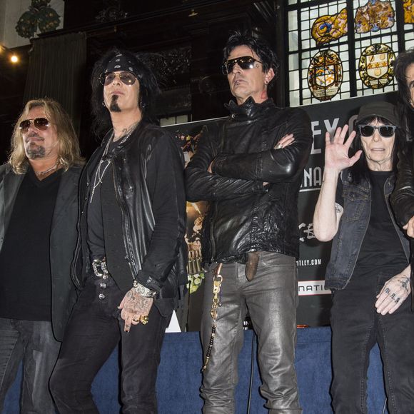 Vince Neil, Nikki Sixx, Tommy Lee, Mick Mars et Alice Cooper en conférence de presse à Londres, juin 2015