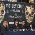 Vince Neil, Nikki Sixx, Tommy Lee Jones, Mick Mars et Alice Cooper en conférence de presse à Londres, juin 2015