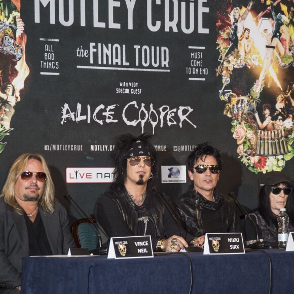Vince Neil, Nikki Sixx, Tommy Lee Jones, Mick Mars et Alice Cooper en conférence de presse à Londres, juin 2015