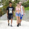 Exclusif - Jaden Smith et Sarah Snyder passent l'après midi en amoureux à la plage à Miami le 6 décembre 2015.
