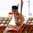 Rita Ora se relaxe au bord d'une piscine de l'hôtel Faena à Miami, le 3 janvier 2016.