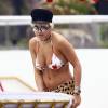 Rita Ora se relaxe au bord d'une piscine de l'hôtel Faena à Miami, le 3 janvier 2016.