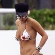 Rita Ora se relaxe au bord d'une piscine de l'hôtel Faena à Miami, le 3 janvier 2016.