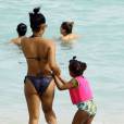 Christina Milian profite d'une belle journée ensoleillée avec sa fille Violet et des amies sur une plage à Miami, le 3 janvier 2016.