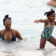 Christina Milian profite d'une belle journée ensoleillée avec sa fille Violet et des amies sur une plage à Miami, le 3 janvier 2016.
