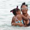 Christina Milian profite d'une belle journée ensoleillée avec sa fille Violet et des amies sur une plage à Miami, le 3 janvier 2016.