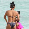 Christina Milian profite d'une belle journée ensoleillée avec sa fille Violet et des amies sur une plage à Miami, le 3 janvier 2016.