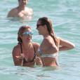 Les actrices Katie Cassidy et Emily Bett Rickards (Arrow) profitent d'un après-midi ensoleillé sur la plage de Miami, le 2 janvier 2016.
