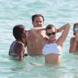 Les actrices Katie Cassidy, Emily Bett Rickards et Fanta Sesay (Arrow) profitent d'un après-midi ensoleillé sur la plage de Miami, le 2 janvier 2016.