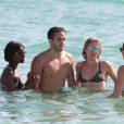 Les actrices Katie Cassidy, Emily Bett Rickards et Fanta Sesay (Arrow) profitent d'un après-midi ensoleillé sur la plage de Miami, le 2 janvier 2016.