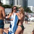 Les actrices Katie Cassidy et Emily Bett Rickards (Arrow) profitent d'un après-midi ensoleillé sur la plage de Miami, le 2 janvier 2016.