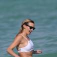 Les actrices Katie Cassidy et Emily Bett Rickards (Arrow) profitent d'un après-midi ensoleillé sur la plage de Miami, le 2 janvier 2016.